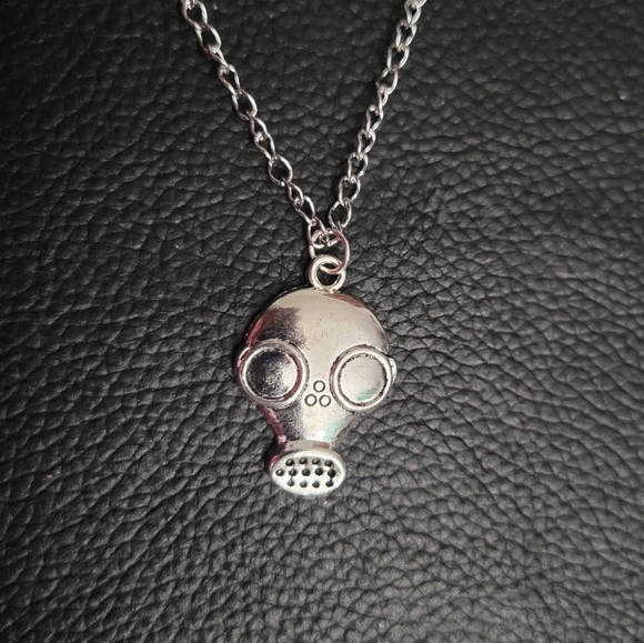 Gas mask silver tone necklace - Picture 2 of 3